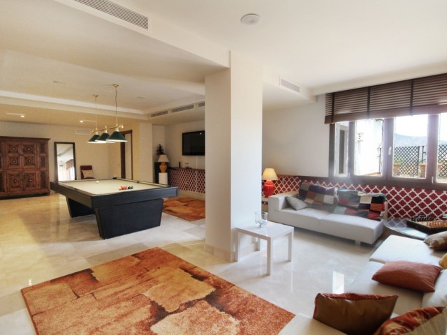 5 Bedrooms Villa in Benahavís