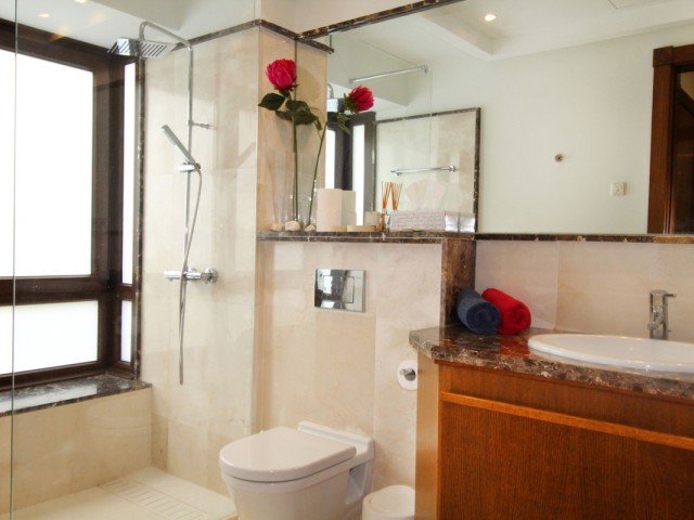 5 Bedrooms Villa in Benahavís