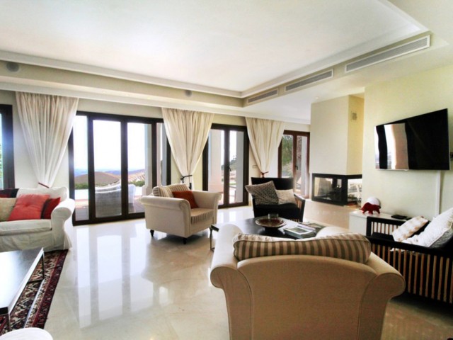 5 Bedrooms Villa in Benahavís