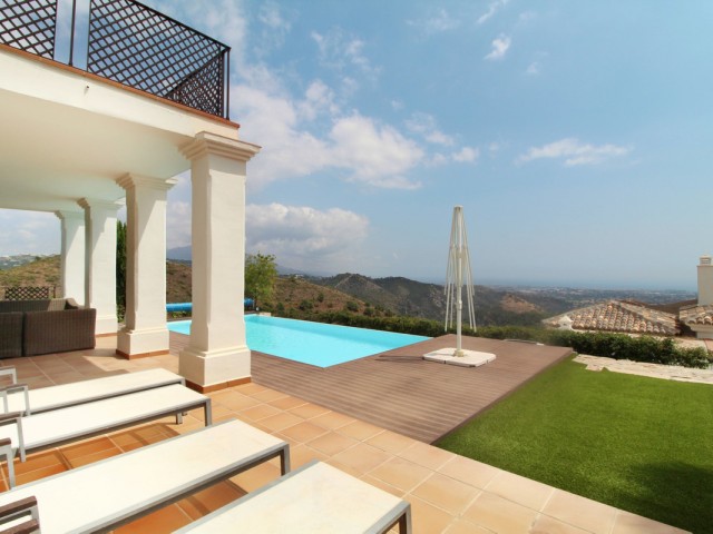 5 Bedrooms Villa in Benahavís