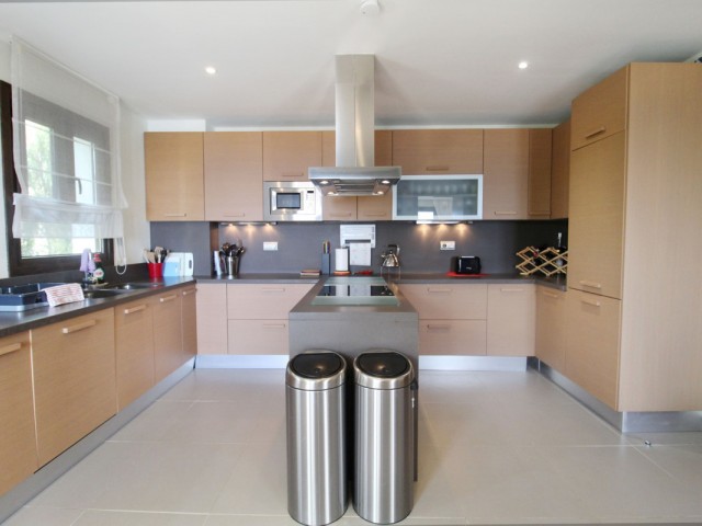 5 Bedrooms Villa in Benahavís