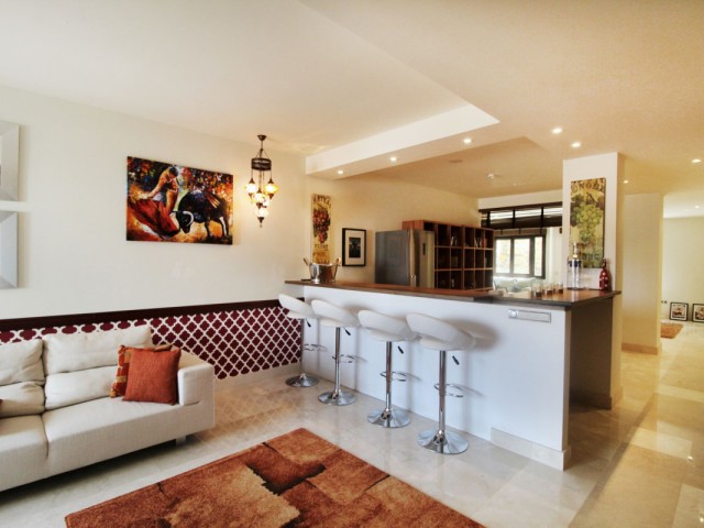 5 Bedrooms Villa in Benahavís