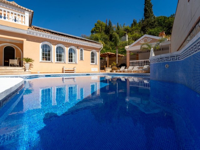 5 Bedrooms Villa in Mijas Costa