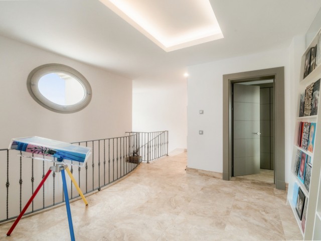 5 Bedrooms Villa in Benahavís