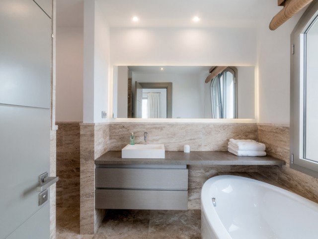 5 Bedrooms Villa in Benahavís