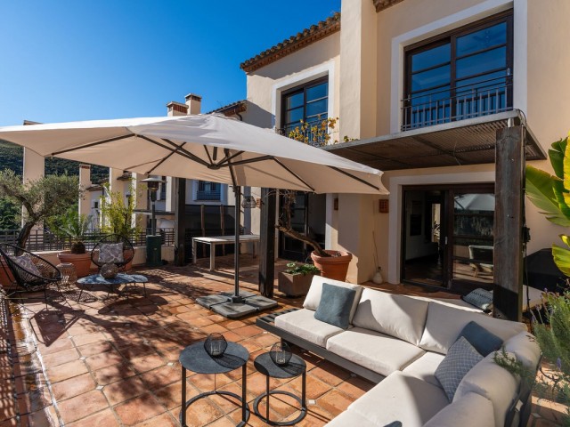 Adosado con 4 Dormitorios  en Benahavís