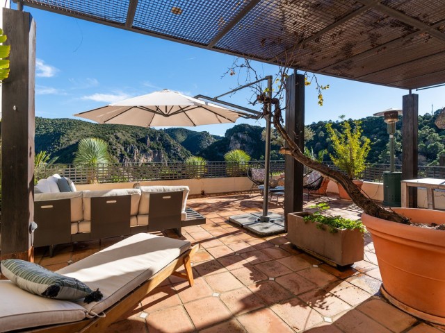 Adosado con 4 Dormitorios  en Benahavís