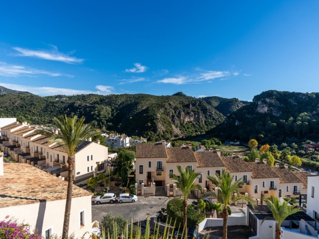 Adosado con 4 Dormitorios  en Benahavís