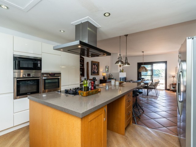 Adosado con 4 Dormitorios  en Benahavís