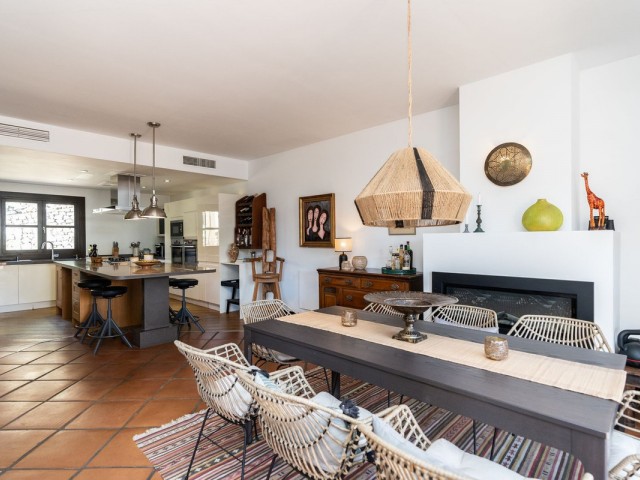 Adosado con 4 Dormitorios  en Benahavís