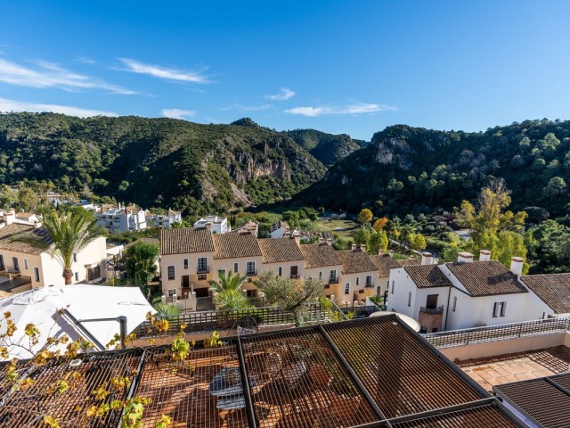 Adosado con 4 Dormitorios  en Benahavís