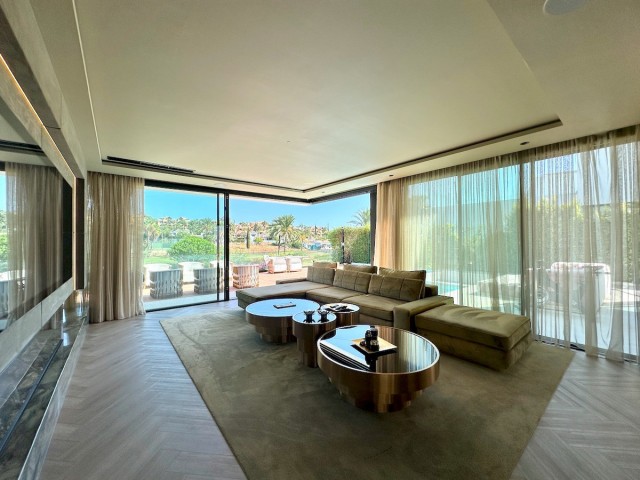 4 Bedrooms Villa in Estepona