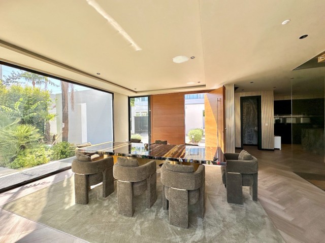 4 Sovrums Villa i Estepona