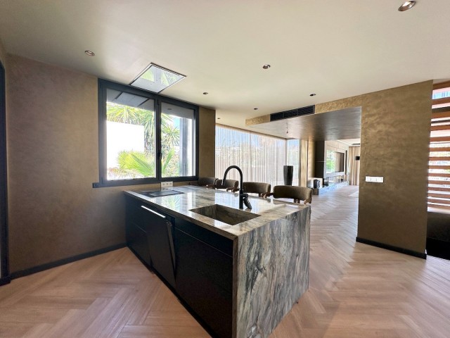 4 Sovrums Villa i Estepona