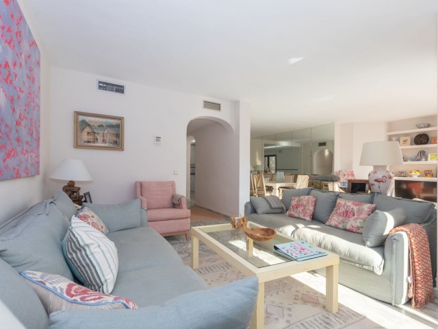 Apartamento con 3 Dormitorios  en Elviria