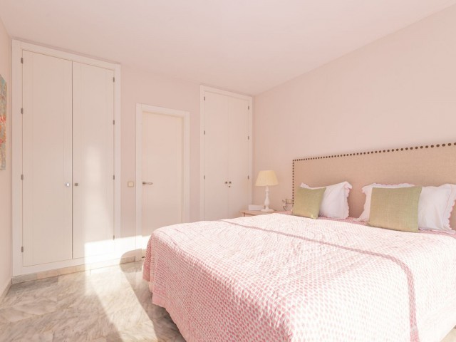 Apartamento con 3 Dormitorios  en Elviria