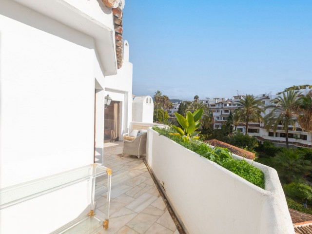 Apartamento con 3 Dormitorios  en Elviria