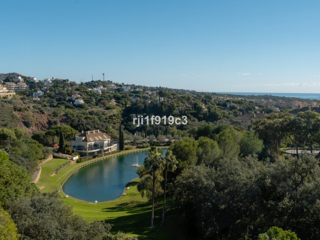 3 Bedrooms Apartment in Elviria