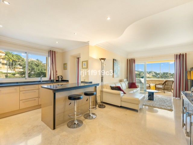 3 Bedrooms Apartment in Elviria