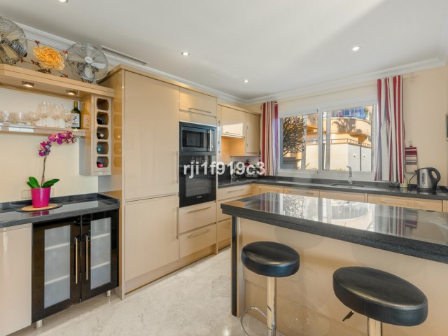 3 Bedrooms Apartment in Elviria