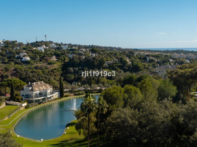 3 Bedrooms Apartment in Elviria