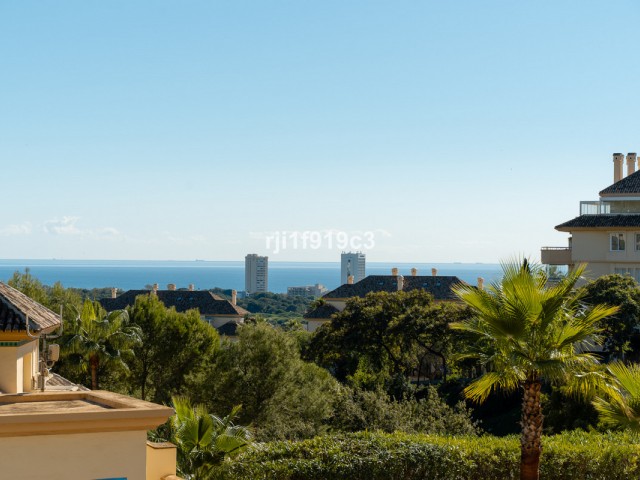 3 Bedrooms Apartment in Elviria