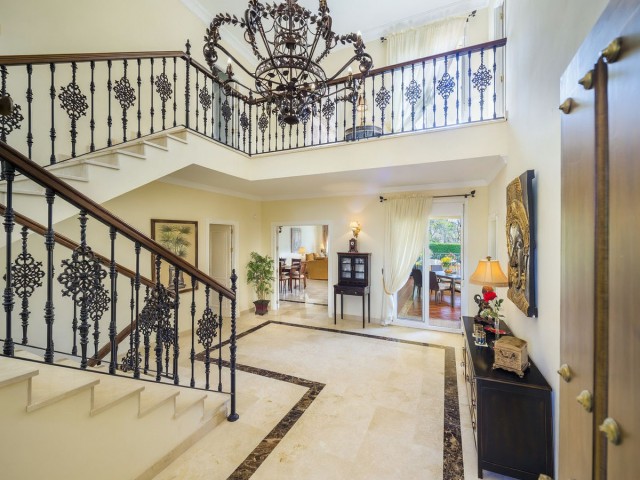 4 Bedrooms Villa in Elviria