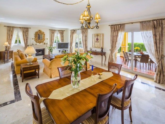 4 Bedrooms Villa in Elviria