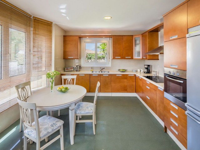 4 Bedrooms Villa in Elviria