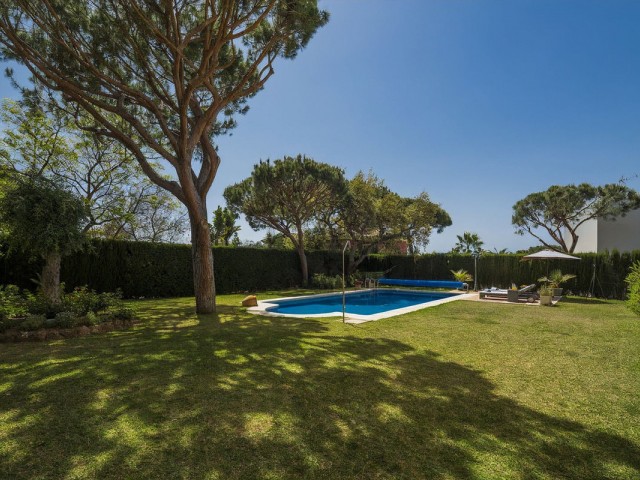 4 Bedrooms Villa in Elviria