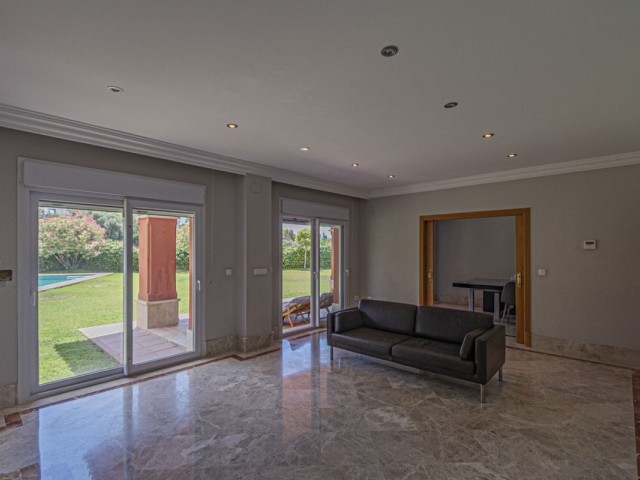5 Bedrooms Villa in Marbella