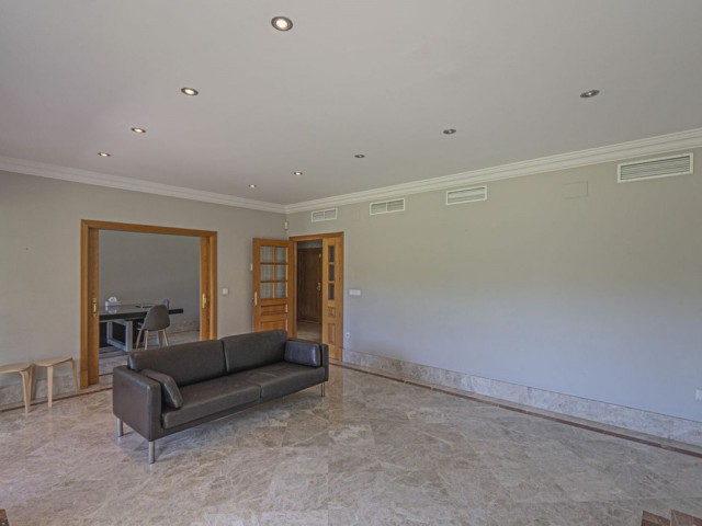 5 Bedrooms Villa in Marbella