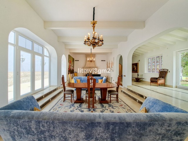 5 Bedrooms Villa in Benahavís