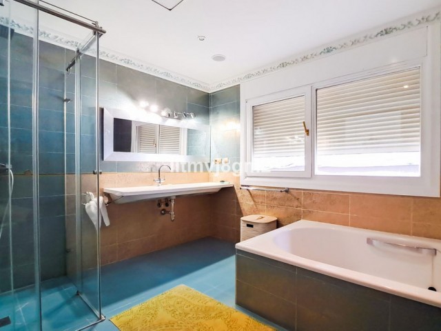 5 Bedrooms Villa in Benahavís