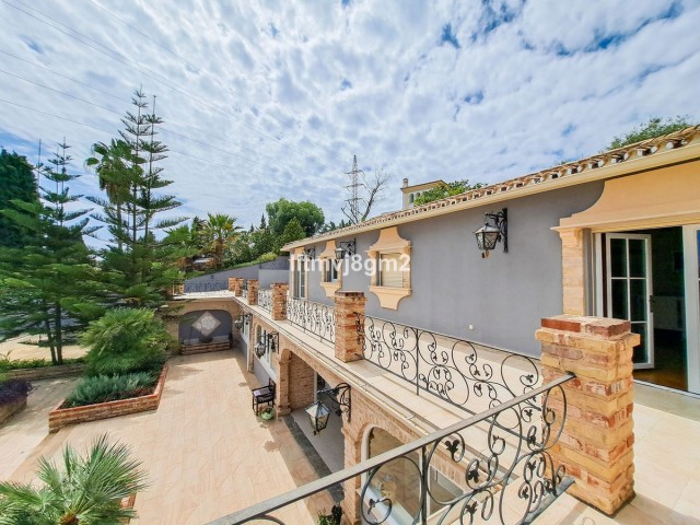 5 Bedrooms Villa in Benahavís