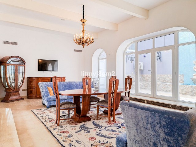 5 Bedrooms Villa in Benahavís