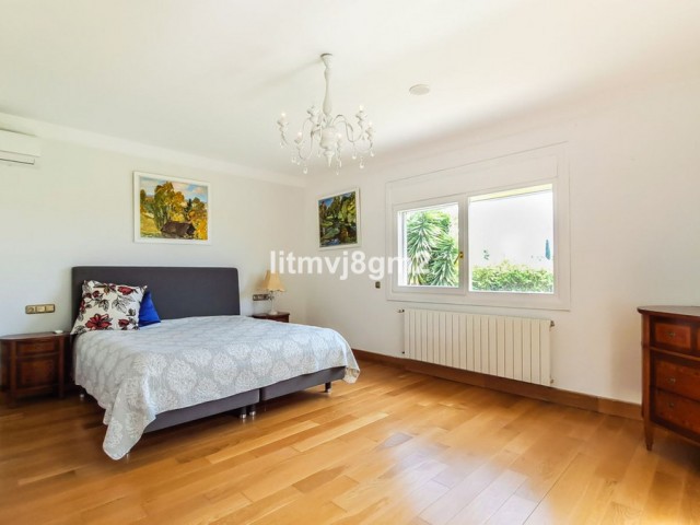 5 Bedrooms Villa in Benahavís