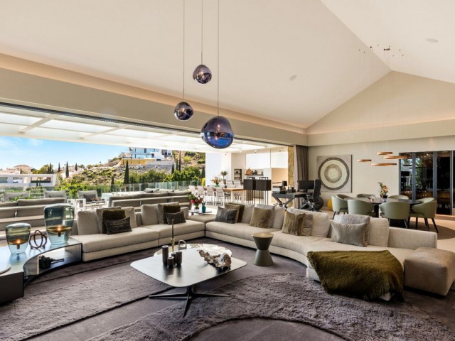 5 Bedrooms Villa in Benahavís