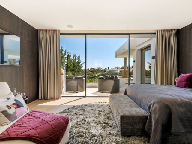 5 Bedrooms Villa in Benahavís