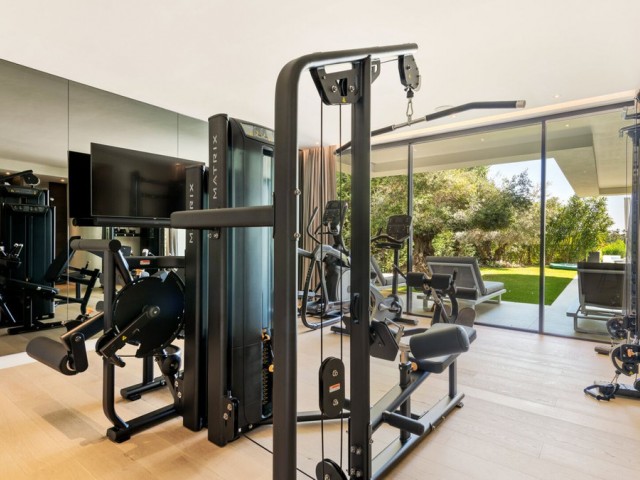 5 Bedrooms Villa in Benahavís