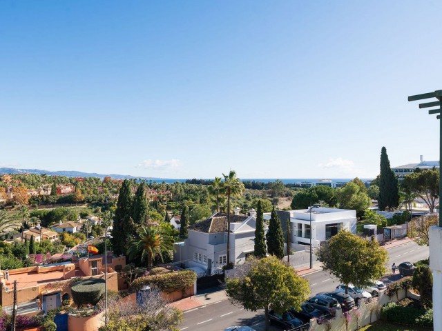 2 Bedrooms Apartment in Nueva Andalucía