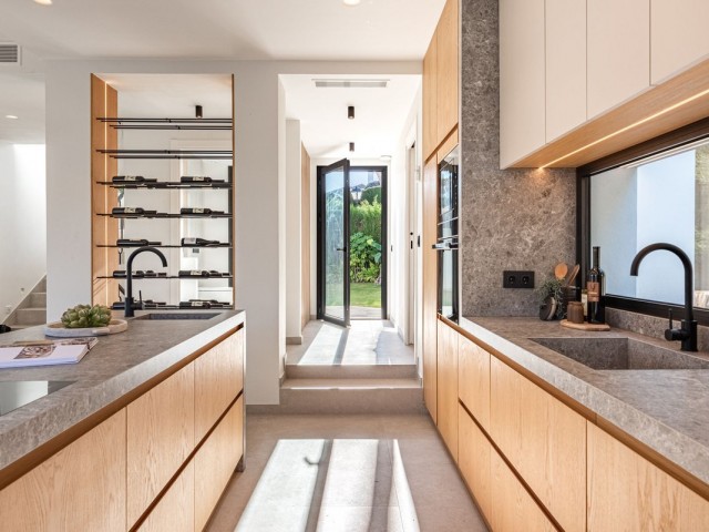 Villa con 4 Dormitorios  en Nueva Andalucía