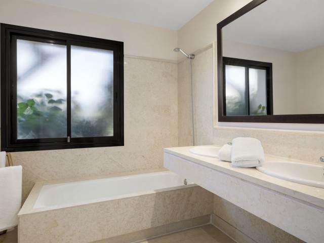 2 Bedrooms Apartment in Benahavís