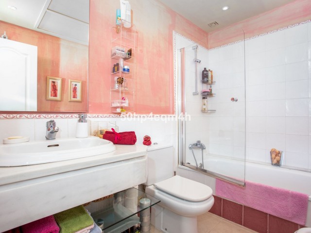 Apartamento con 2 Dormitorios  en Guadalmina Alta