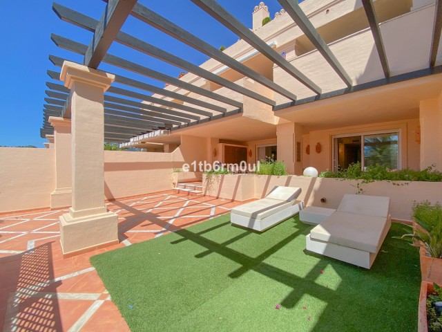 2 Bedrooms Apartment in Nueva Andalucía