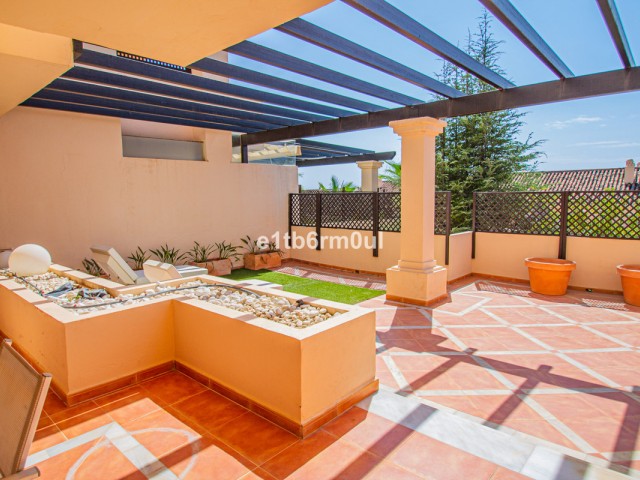 2 Bedrooms Apartment in Nueva Andalucía