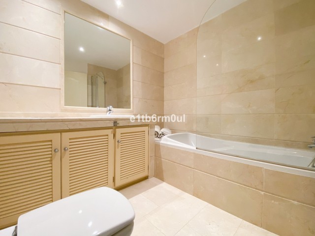 2 Bedrooms Apartment in Nueva Andalucía