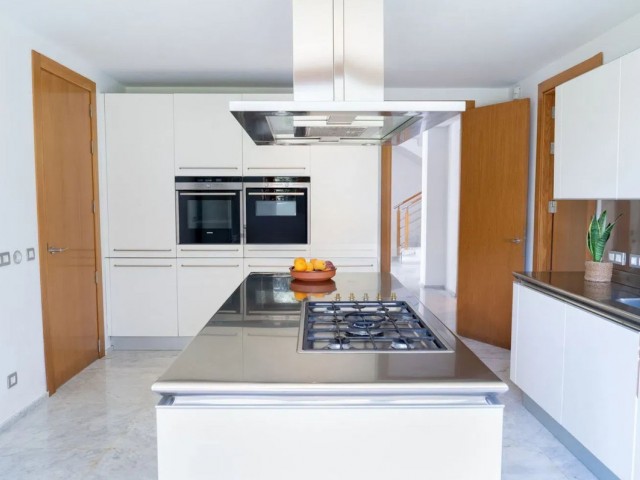 4 Bedrooms Villa in Sotogrande