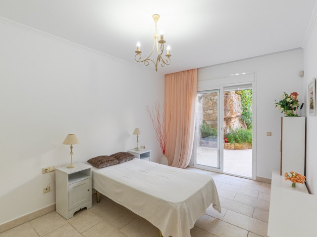 Apartamento con 2 Dormitorios  en Benahavís