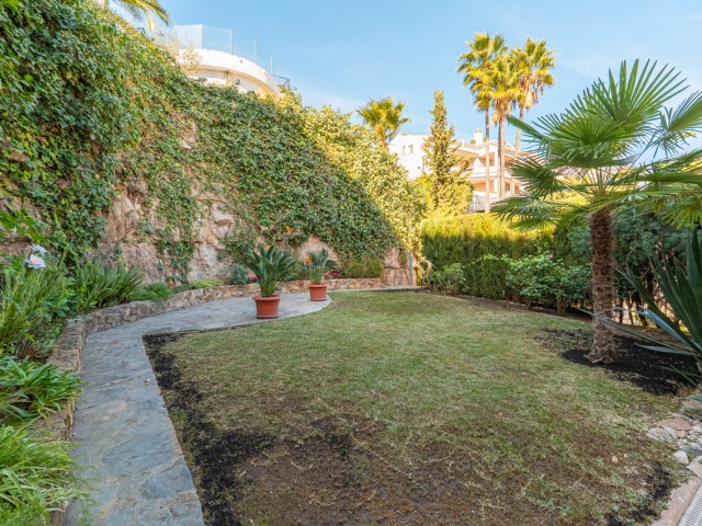 Apartamento con 2 Dormitorios  en Benahavís